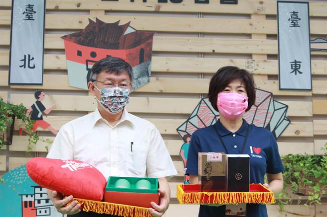 台北市长柯文哲、台东县长饶庆铃出席「台北x鸣日号x 臺东x热气球」合作记者会。 （张薷摄）