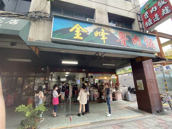 記者實際走訪金鋒滷肉飯業者指出，今天開放內用第一天，情況還是有點混亂。（游念育攝）