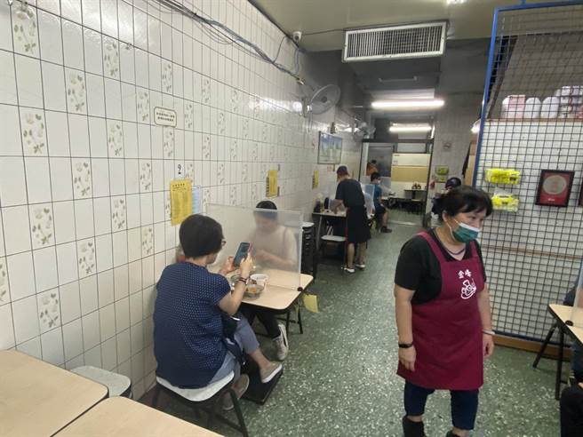 業者表示，開放內用首日還不知道，但仍會擔心疫情再次升溫，所以都很小心。（游念育攝）