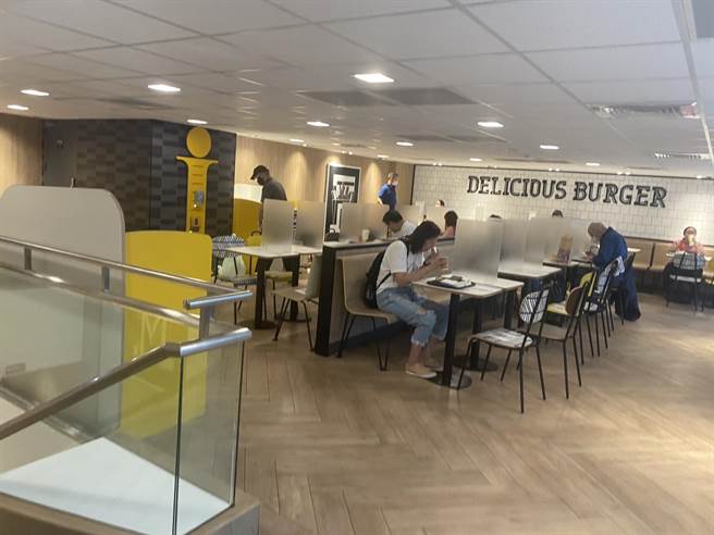 連鎖速食餐廳麥當勞也緊守防疫規則，一進門就要量體溫、實名制，點完餐後，上二樓內用也有帶位的服務人員詢問幾位，並落實梅花座和隔板。（游念育攝）
