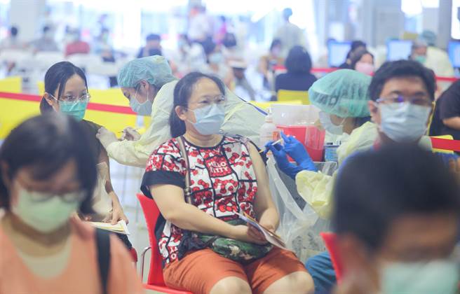 國民黨立院黨團今記者會批，通過高端疫苗EUA緊急授權是先射箭再畫靶。圖為北市花博接種站。（資料照，張鎧乙攝）