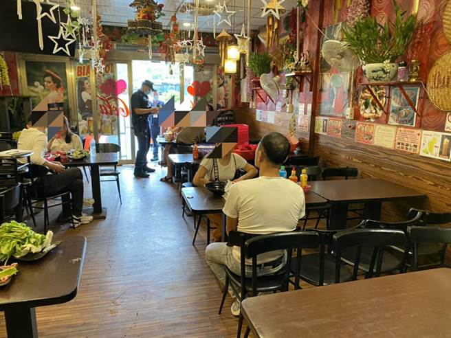 桃園區延平路某移工餐廳內有10幾位移工飲酒用餐，店家卻未裝設隔板或設置梅花座。(翻攝照片／蔡依珍桃園傳真)
