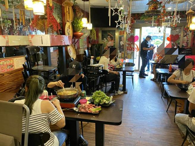 桃園區延平路某移工餐廳內有10幾位移工飲酒用餐，店家卻未裝設隔板或設置梅花座。(翻攝照片／蔡依珍桃園傳真)