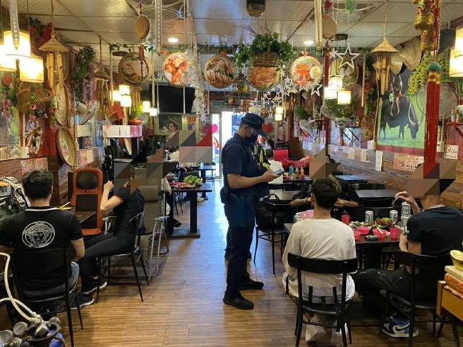 桃園區延平路某移工餐廳內有10幾位移工飲酒用餐，店家卻未裝設隔板或設置梅花座。(翻攝照片／蔡依珍桃園傳真)桃園區延平路某移工餐廳內有10幾位移工飲酒用餐，店家卻未裝設隔板或設置梅花座。(翻攝照片／蔡依珍桃園傳真)
