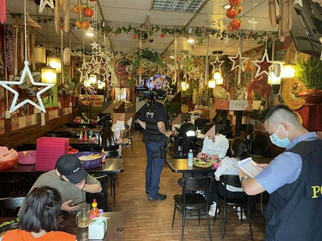 桃園區延平路某移工餐廳內有10幾位移工飲酒用餐，店家卻未裝設隔板或設置梅花座。(翻攝照片／蔡依珍桃園傳真)