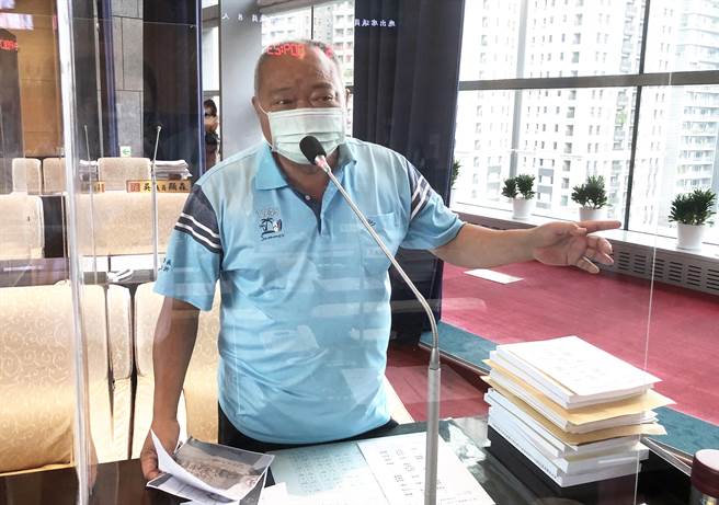 市議員張滄沂質詢指出，金門、澎湖發紓困金，台中市呢？（陳世宗攝）