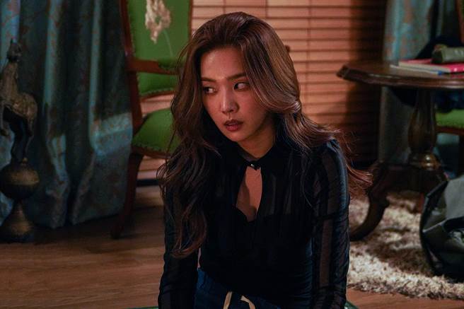 金素拉在《非常八卦》中展现令人印象深刻的演技。（车库娱乐）