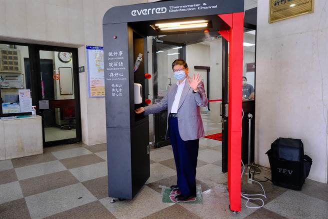 國際佛光會中華總會捐贈新竹縣政府2座智慧防疫門，可自動酒精洗手、自動偵測體溫、自動偵測口罩、自動物化消毒液噴灑，降低民眾出入公共場所的感染風險。（莊旻靜攝）