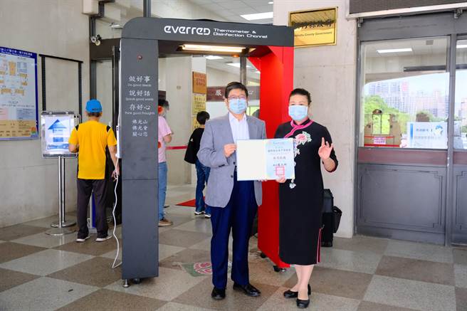 國際佛光會中華總會捐贈新竹縣政府2座智慧防疫門，可自動酒精洗手、自動偵測體溫、自動偵測口罩、自動物化消毒液噴灑，降低民眾出入公共場所的感染風險。（莊旻靜攝）