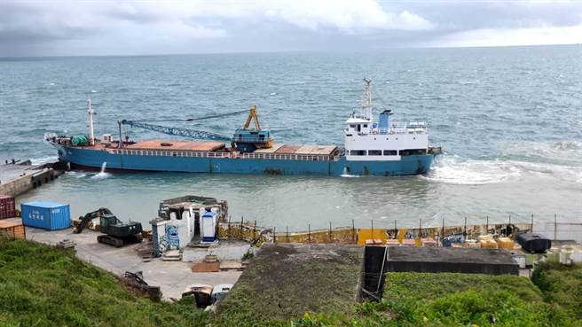 距离金门72浬，「离岛中的离岛」乌坵乡，7／31晚间18时50分接传出国籍货轮「大山」在北风码头进行钢筋及砂石卸货作业时不慎搁浅。（民眾提供）