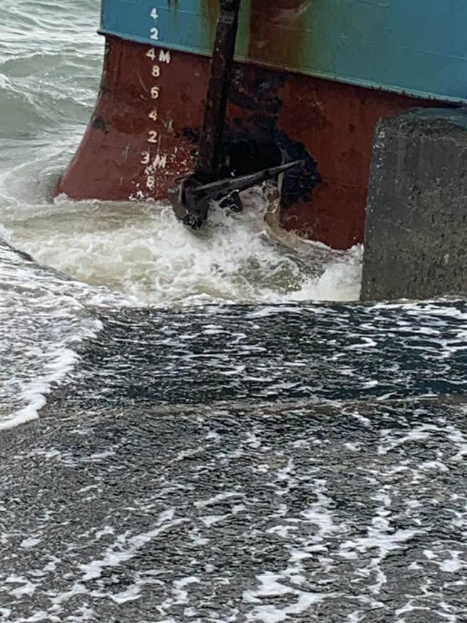 船体左舷被锚撞出1处破洞，还好船上13名船员平安，海面也尚无油污情况。（民眾提供）