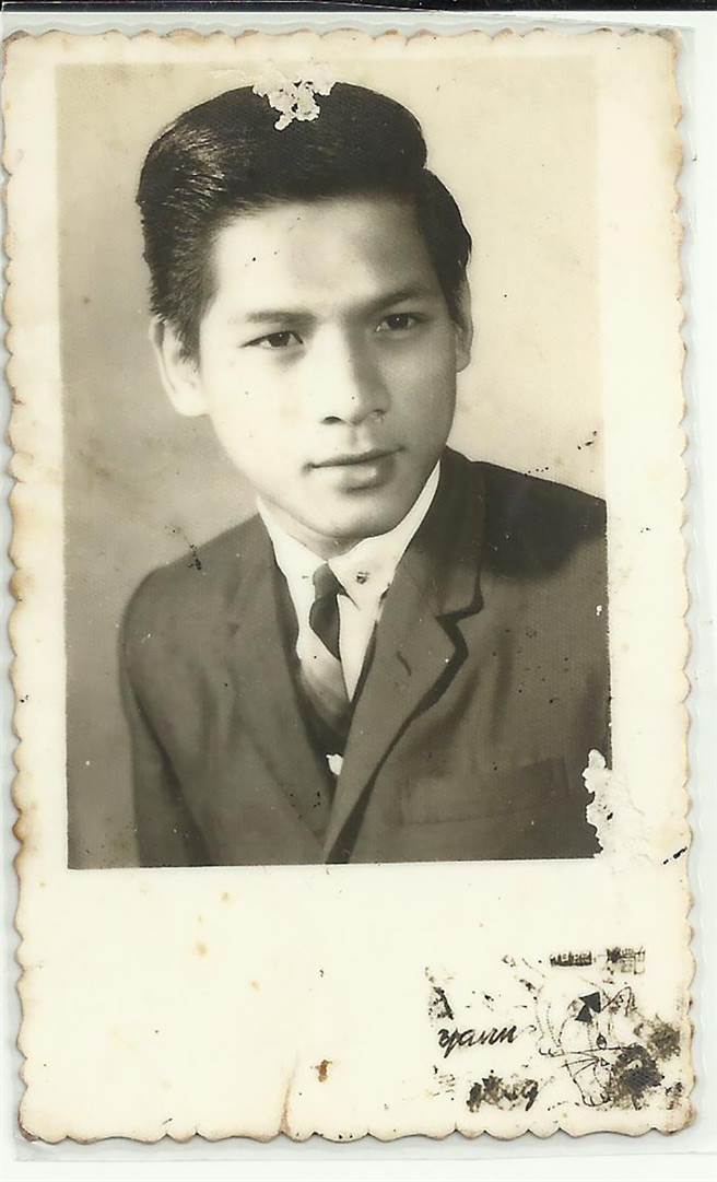 黃瑞豐17歲那年在澎湖出道時，穿著西裝在相館的留影。(圖片提供/黃瑞豐)