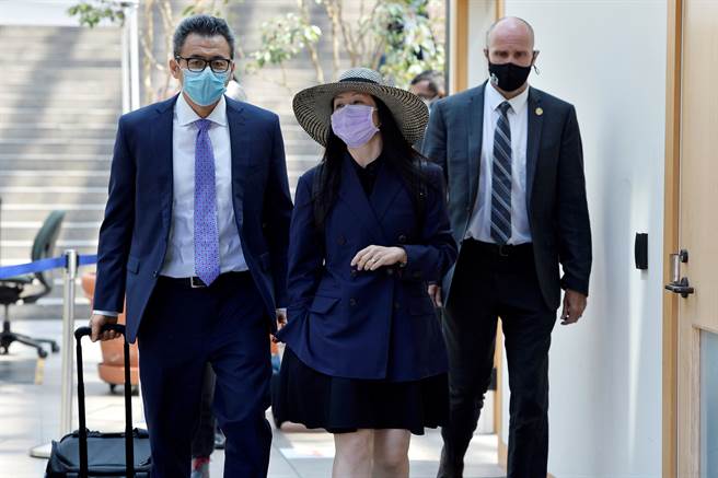 孟晚舟2018 年12月在溫哥華機場被捕後，面臨從加拿大引渡到美國的命運。（圖／路透社）