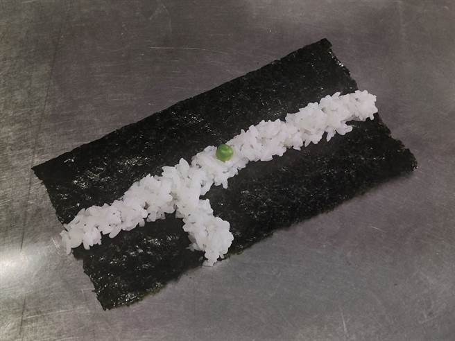 网友就用海苔、白饭与青豆仁制作出界内球画面，眾多网友则笑说不该使用许多人的地雷食物「青豆」，笑说「三色豆请换食材」。（翻摄自脸书「老百姓日常三餐交流会」）