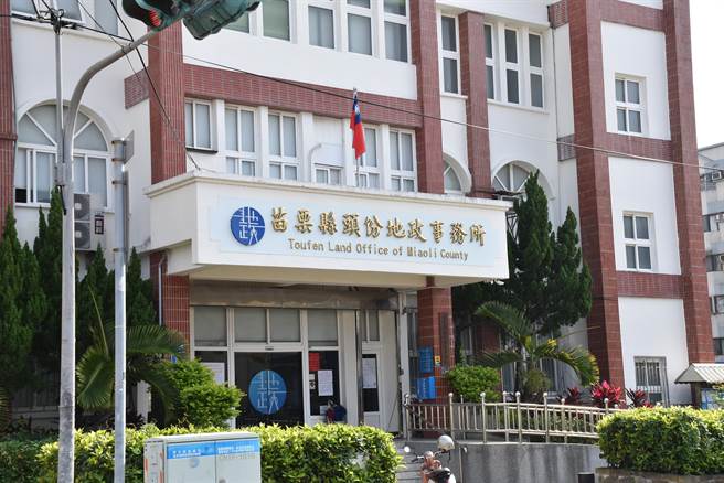 苗栗縣政府為解決長輩上網登記不便，將成立85個服務據點協助長輩上網登記，包括戶政事務所在內。（謝明俊攝）