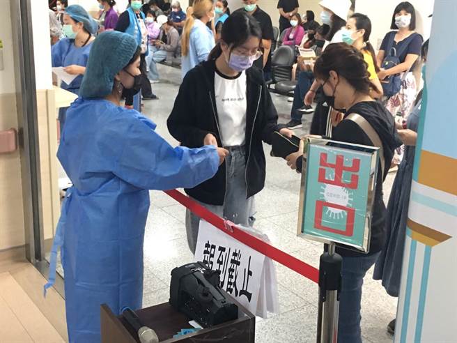 金門縣籍赴台、出國學生專診接種（AZ）疫苗，共施打1385位學子。（縣府提供）