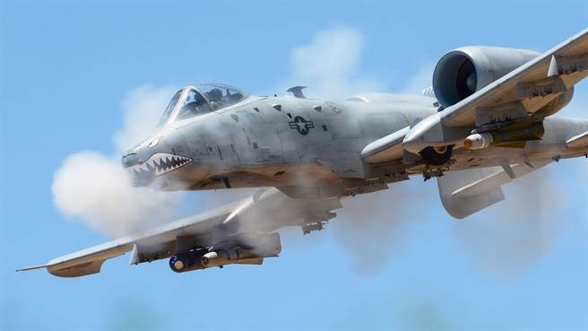 A-10攻擊機發射機鼻下的加特林機砲。(圖/美國空軍)