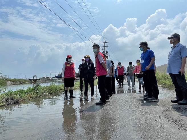 云林县长张丽善（左一）沿海3乡镇勘灾，通盘检讨排水系统。（张朝欣摄）