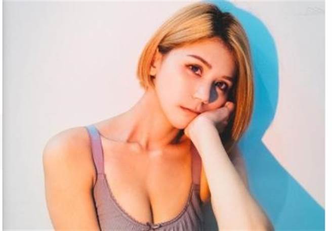 蕾菈拥有火辣的身材，经常大方展露好身材。(图/蕾菈 IG)