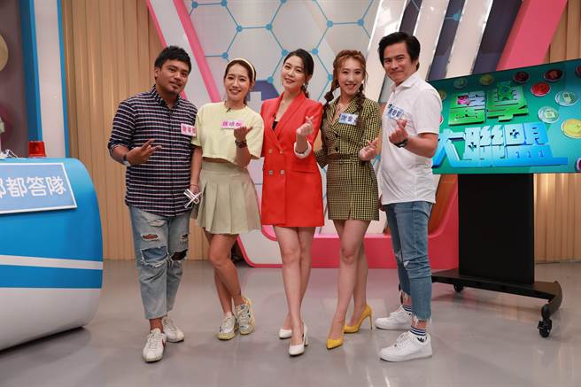 《医学大联盟》撒基努（左起）、杨皓如、主持人白家绮、谢金晶、马国贤。（民视提供）