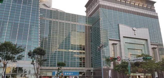雙北今首日開放內用，卻傳出台北101接獲通知，商場5樓店櫃一名員工確診。（本報資料照片）