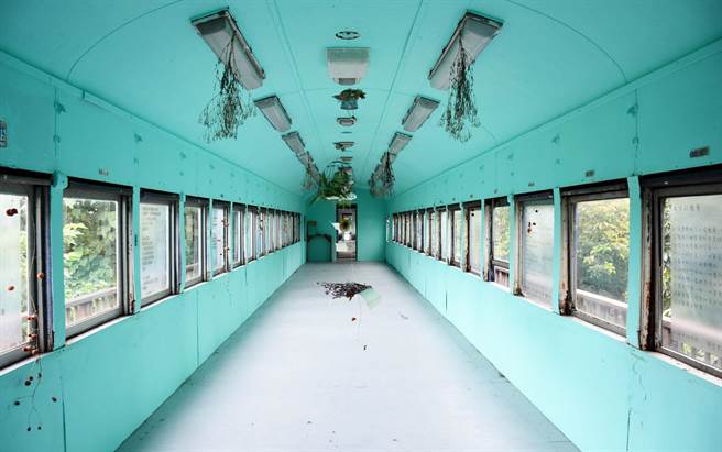 不少退役的藍皮列車都成為裝置藝術。（林和生攝）