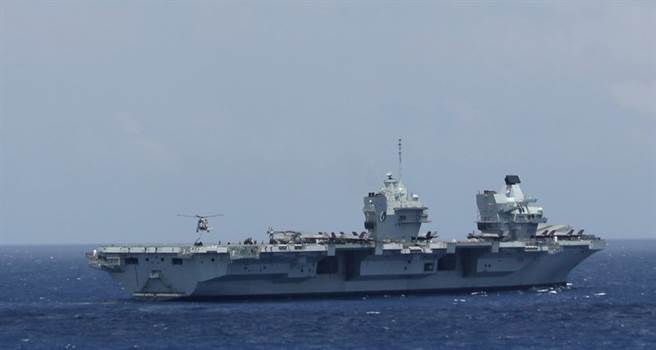 美军印太司令部宣布举行为期近一个月的大规模军事演习，英国、澳大利亚、日本都将派员参与，以提高协同作战能力。图为此刻正在南海的英国伊莉莎白女王号航母。（图／美军印太司令部）