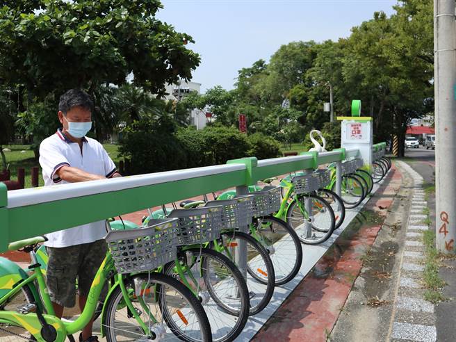 台南市新营区4个T-Bike租赁站今年4月使用量为2387人，5月中旬疫情爆发后，6月使用量掉到383人。（张毓翎摄）
