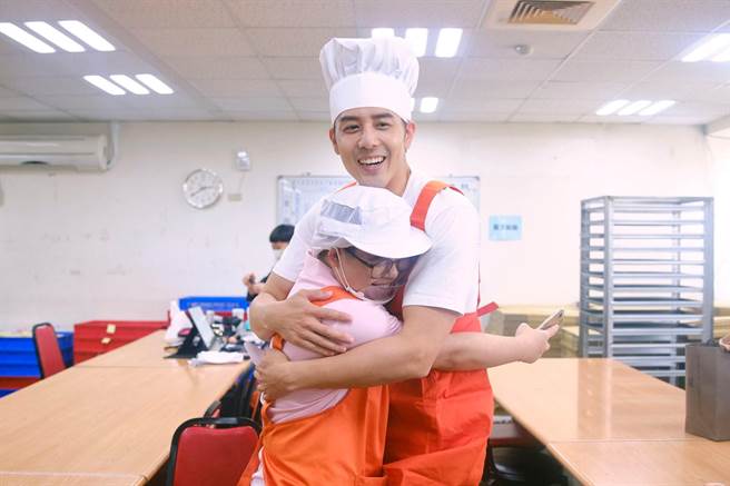 胡宇威与憨儿互动温暖。（育成基金会提供）