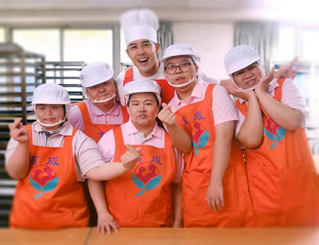 胡宇威与憨儿一起拍摄公益短片。（育成基金会提供）