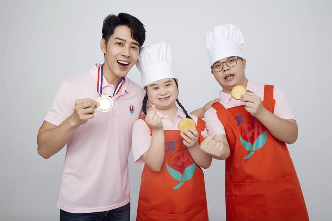 胡宇威与憨儿一起拍摄公益短片。（育成基金会提供）