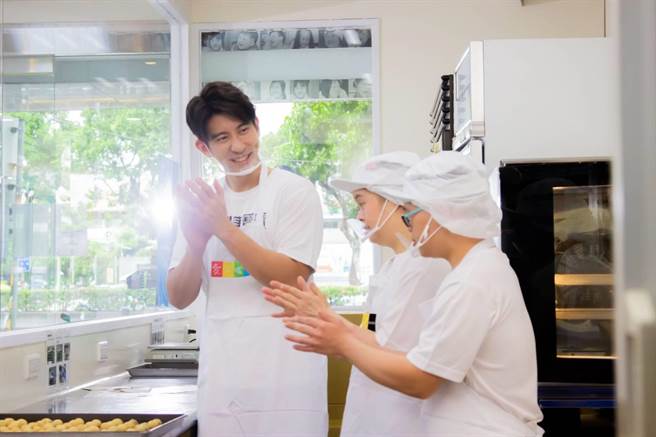 修杰楷与唐宝宝温馨互动。（唐氏症基金会提供）