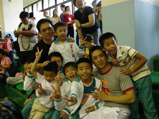 李智凯（右）从小跟着教练林育信（右二）一起练习，左上黑衣者为导演林育贤。（翻摄脸书）