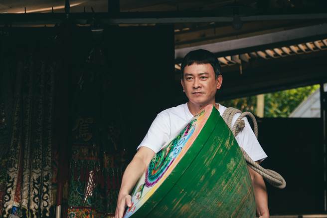 王識賢在《神之鄉》有打數十公斤大陀螺的絕活。（東森、映畫提供）