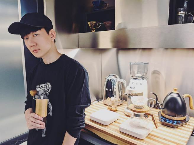 JJ不仅是金曲歌王，对于喝咖啡也很有品味。（摘自脸书）