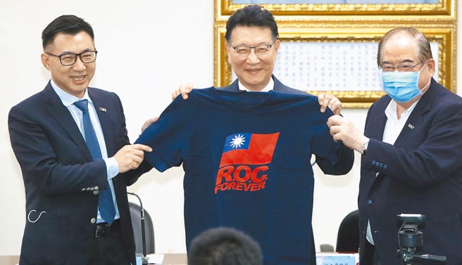 圖為江啟臣（左）之前在趙少康（中）演講後贈送一件繡有中華民國國旗的T恤。（本報資料照片）