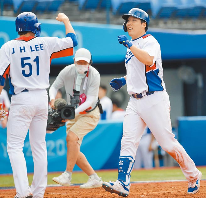 奥运棒球韩国与以色列之战，韩国金贤洙（右）击出2分全垒打。（季志翔摄）