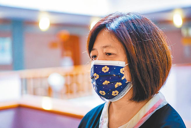 林昀儒母親陳貴玲自願退休，她認為50歲之後還有夢可以追，還有事可以做，還有人可以愛。（李忠一攝）