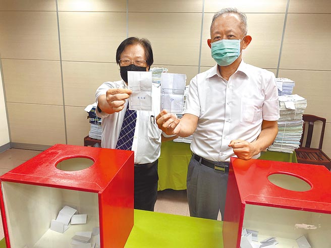 最高法院2日人工抽籤分案紅火案，由庭長郭毓洲（左）、法官楊真明（右）負責抽籤，最後由法官林海祥再度中籤審理。(林偉信攝)