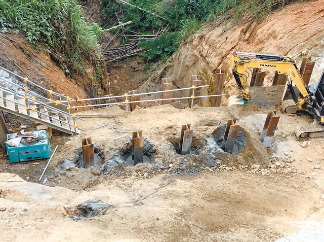 彰化县花坛乡与彰化市交界处的三芬路，6月21日遭强降雨冲刷导致大半路面崩塌，马路变天坑的景象骇人，经彰化县工务处派工抢修，工程进度已超过3成，防止路面中心崩塌面积因颱风豪雨继续扩大。（彰化县政府提供／谢琼云彰化传真）