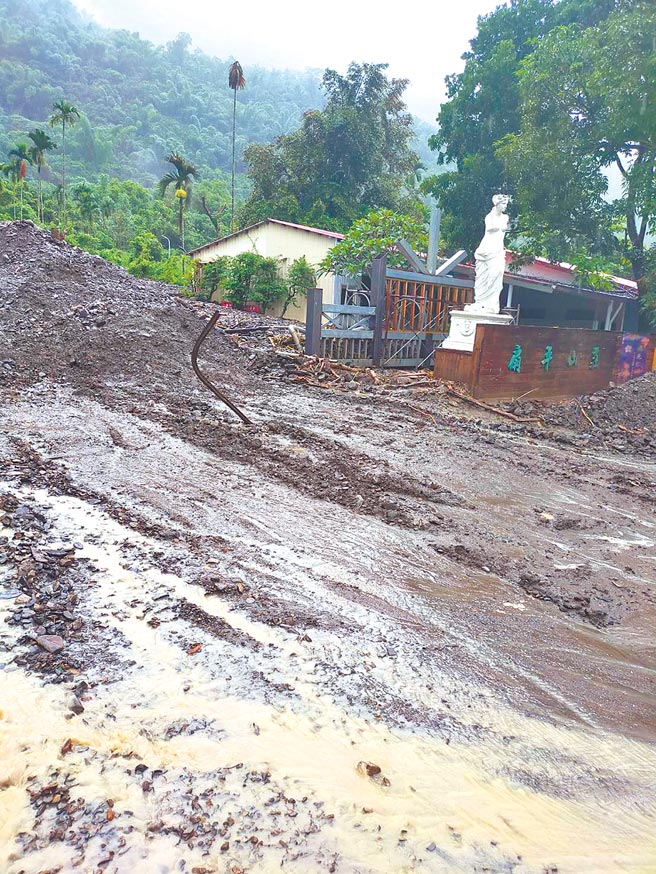 台27线高雄扇平山庄路段于1日即因豪雨造成道路泥流，无法通行，2日再度因为豪雨造成坍方。（翻摄照片／林瑞益高雄传真）