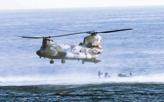 美韩本月又将举行联合军演，此举也激怒北韩。图为数年前美韩部队在釜山附近海域进行直升机海上救援演习。（新华社）