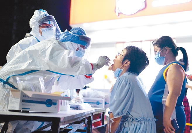 郑州新冠疫情延烧，从7月31日至8月1日，短短2天就新增61例本土确诊病例。图为郑州民眾正在接受核酸检测。（新华社）