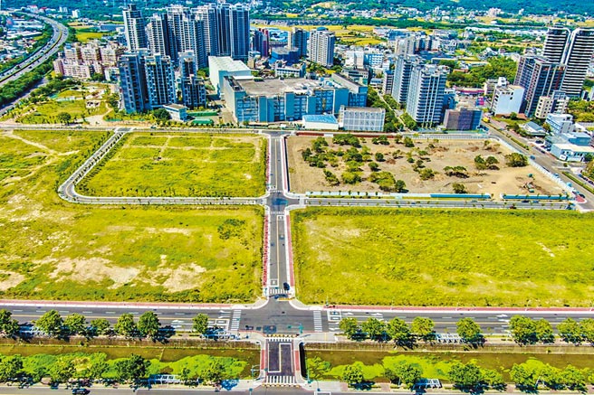 縣長楊文科全力推動的「AI智慧園區」，道路、智慧路燈及空氣品質監測等公共工程已完工。（羅浚濱攝）