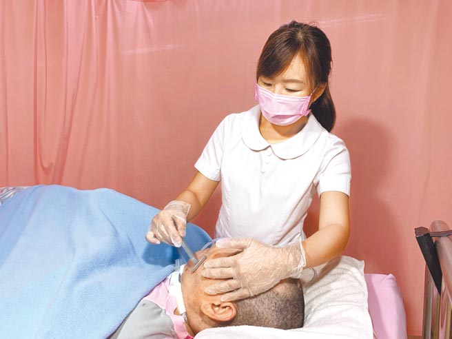 新竹縣張姓男子11年前因車禍成植物人，全家家計只能仰賴靠農耕的老父維持。（創世提供／陳育賢新竹傳真）