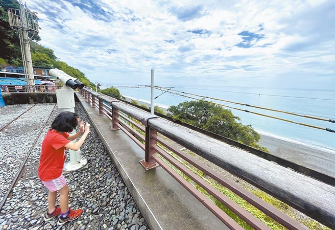 多良車站暫停開放2個多月後，即日起解封，只見零星遊客。（莊哲權攝）