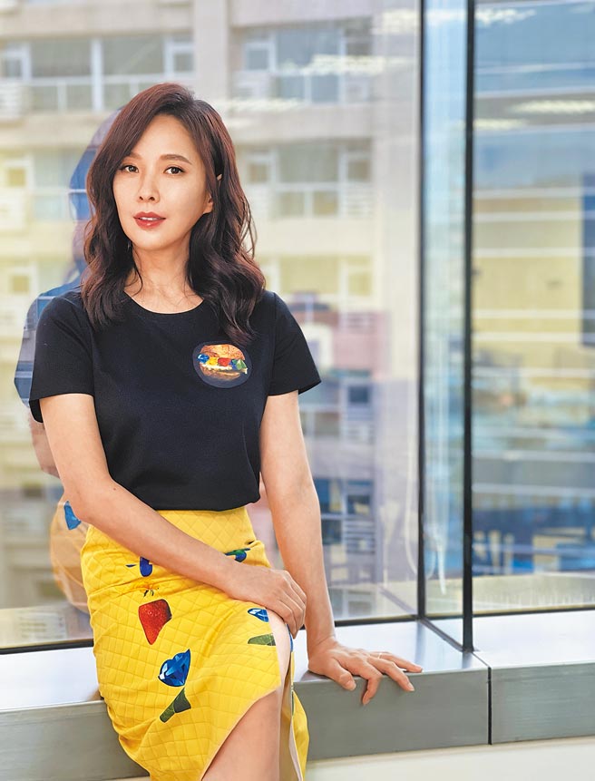 天心参与《俗女养成记2》演出。（福隆制作有限公司提供、衣服提供FABIANAC）