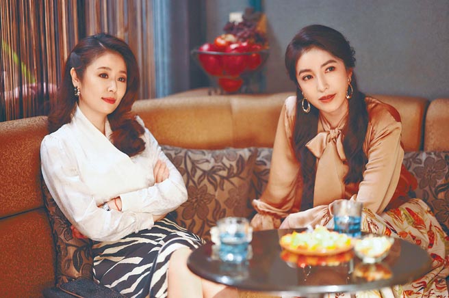 林心如（左）、楊謹華為維持劇中媽媽桑的曼妙體態，拍戲期間特別克制飲食。（Netflix、百聿數碼提供）