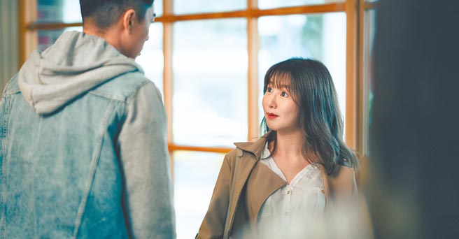 郭書瑤（右）戲裡外都大方接受姊弟戀。（皮諾丘電影提供）