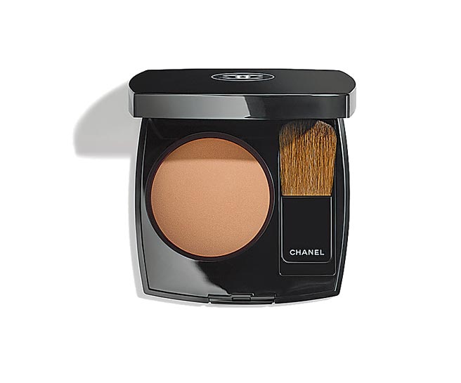 香奈儿圆形腮红#608白桃（限量），1750元。（香奈儿提供）